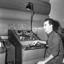 Luigi Nono ai registratori (ph. Archivio di Fonologia Teche Rai)